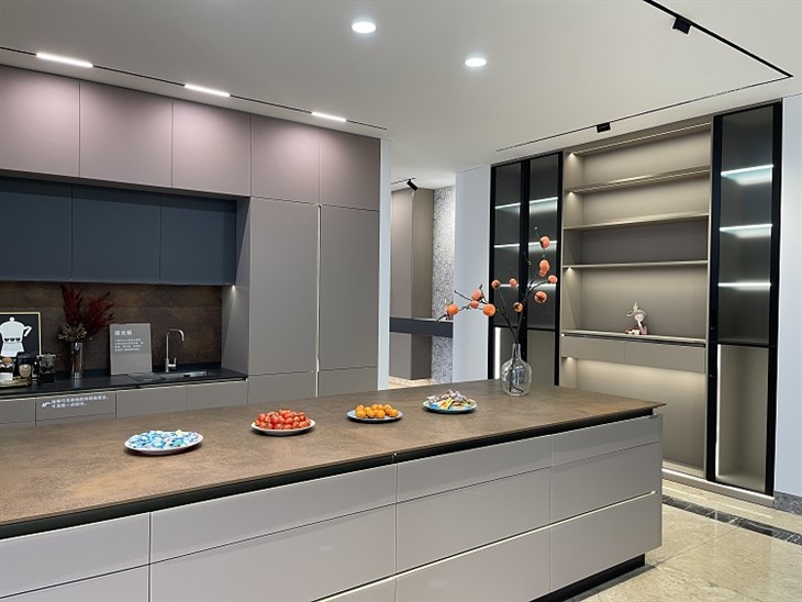 2mm Glass Front Kitchen Cabinet-factory showroom (2)
